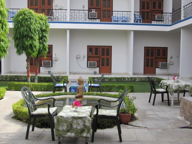 Hotel Surya Khajurāho Extérieur photo